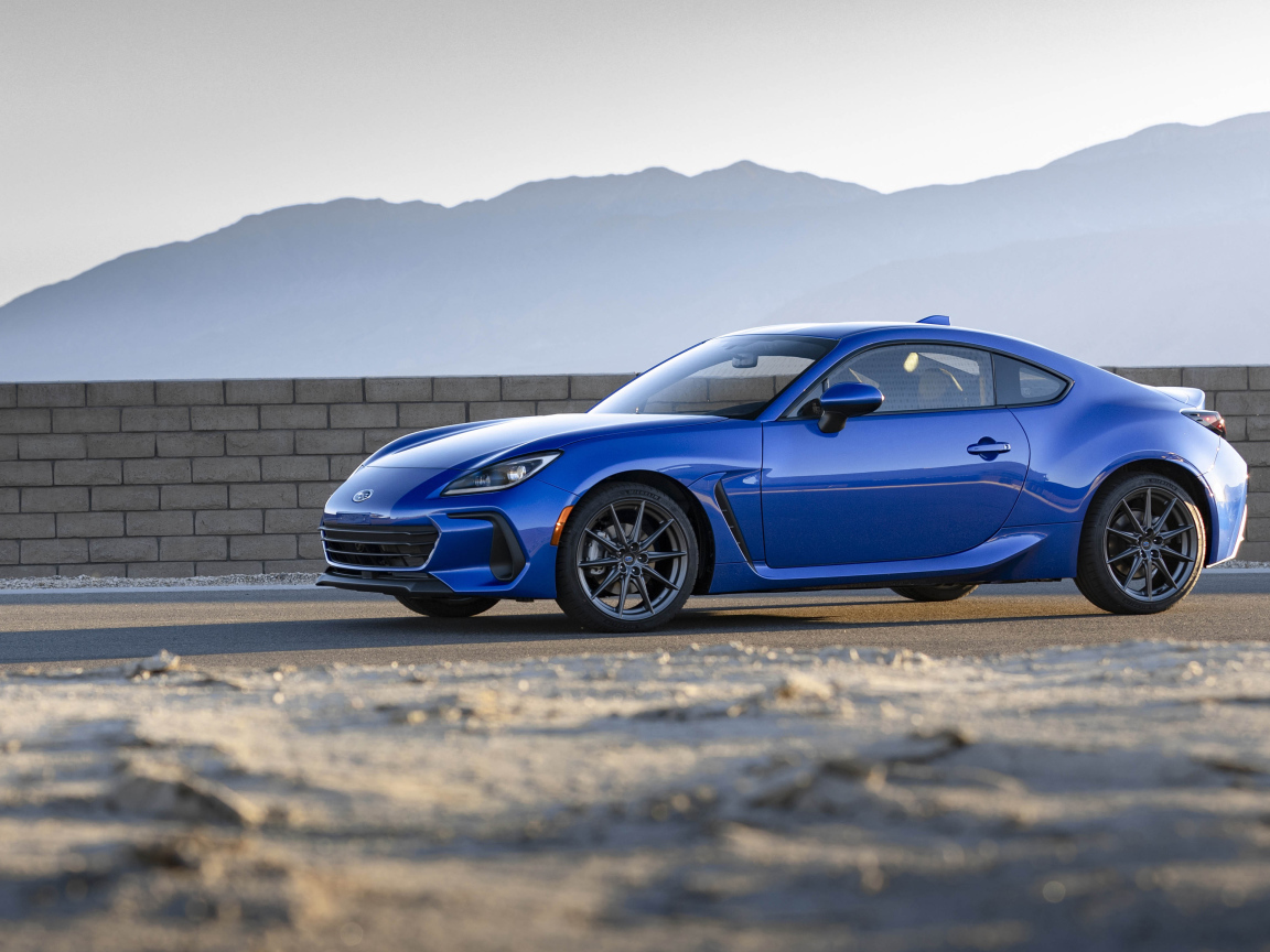 Синий автомобиль Subaru BRZ, 2022 года в лучах солнца