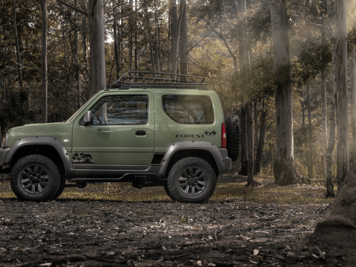 Внедорожник Suzuki Jimny Forest 2020 года в лесу 