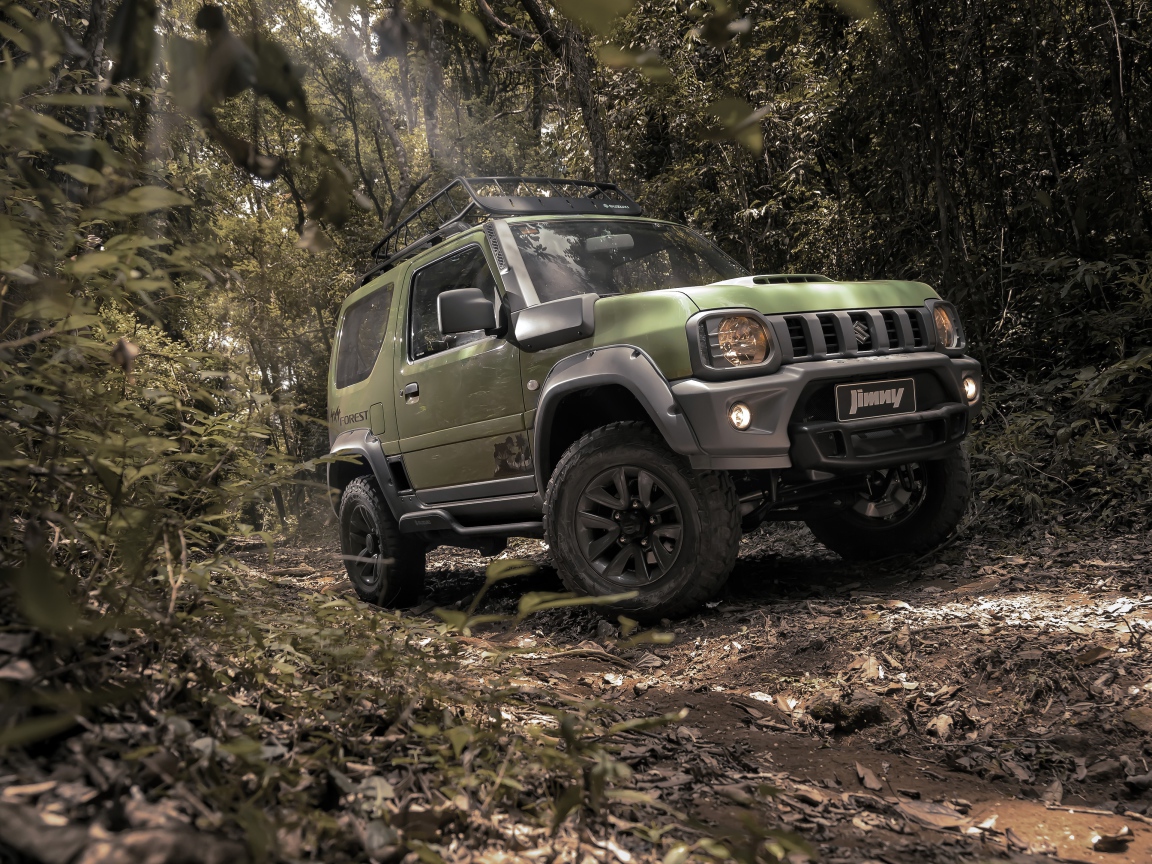 Внедорожник Suzuki Jimny Forest 2020 года едет в лесу
