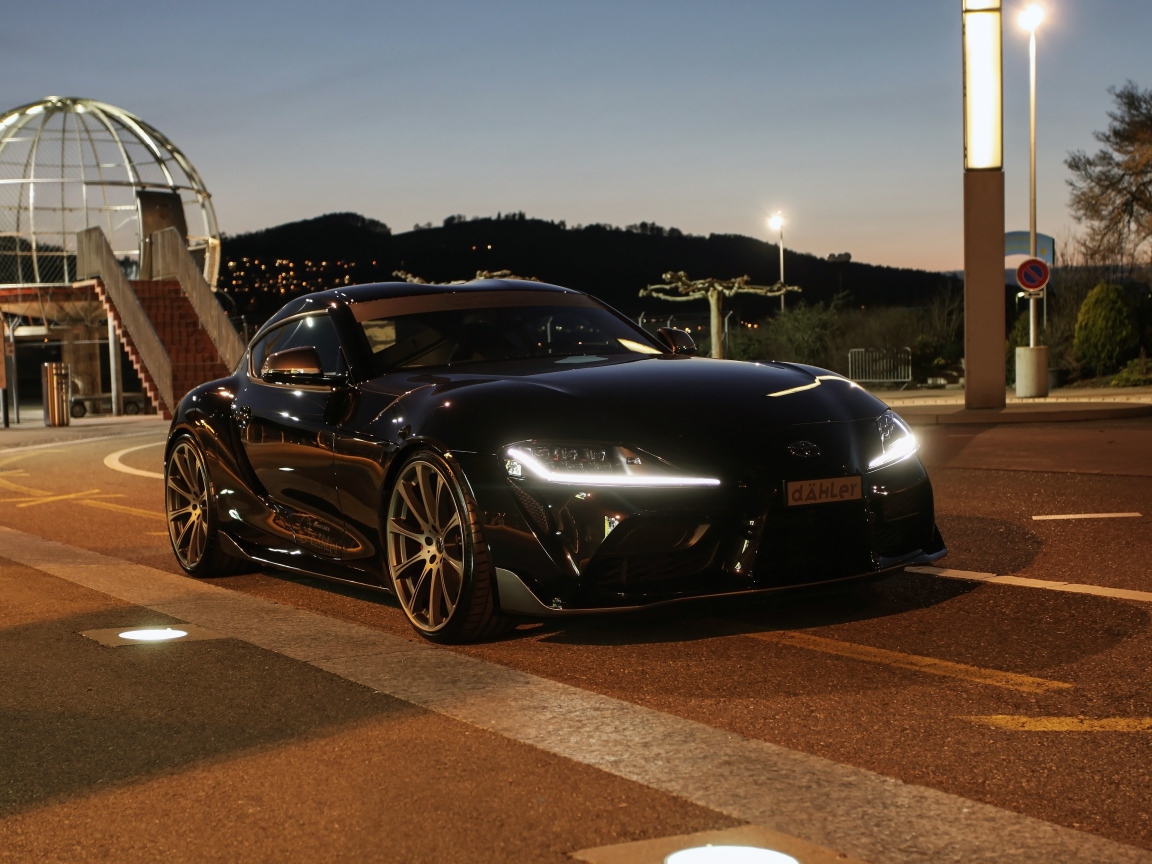 Черный автомобиль Toyota GR Supra 2020 года в парке