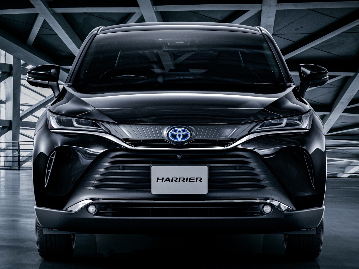 Черный автомобиль Toyota Harrier 2020 года вид спереди