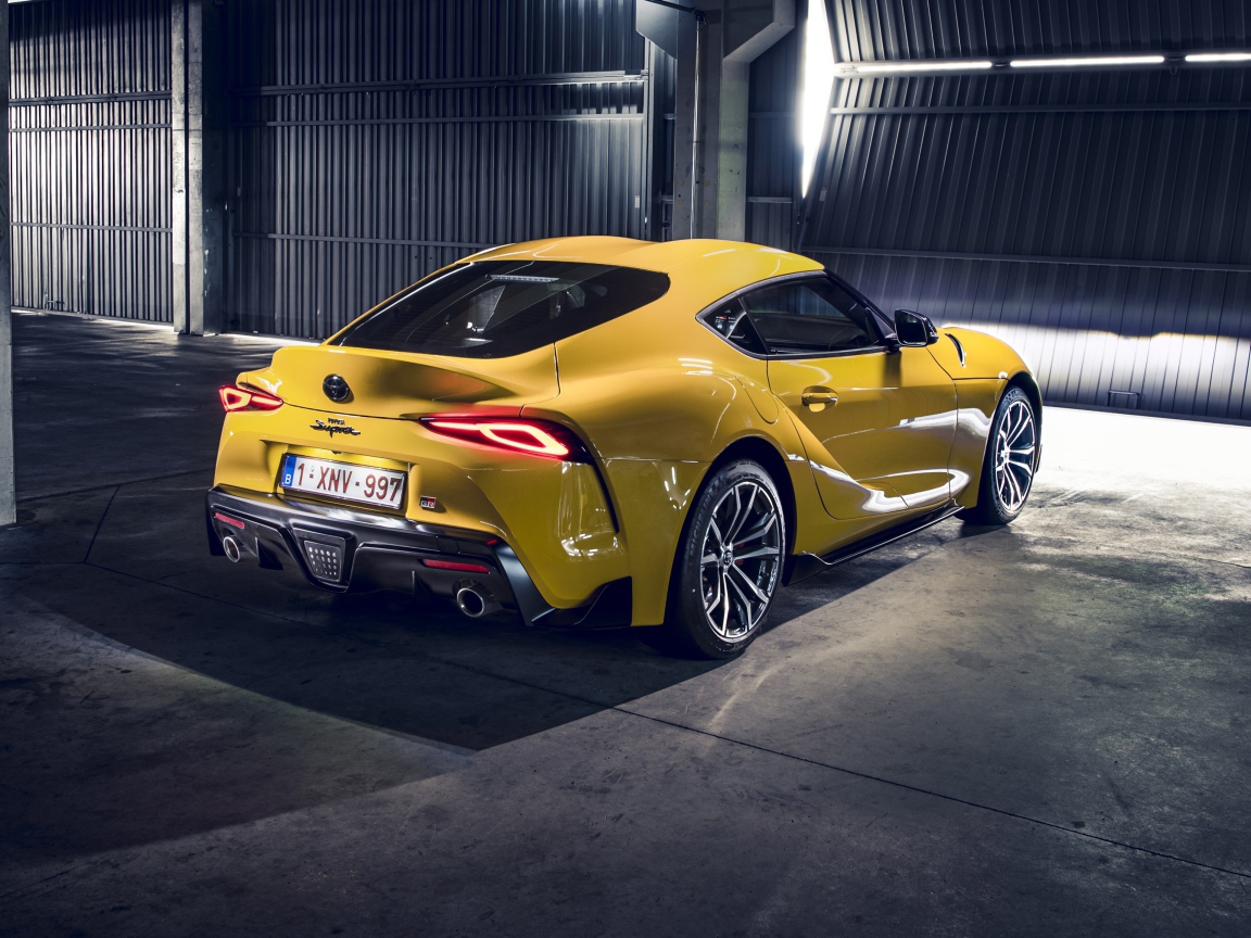 Желтый автомобиль Toyota GR Supra 2 2020 года в гараже 