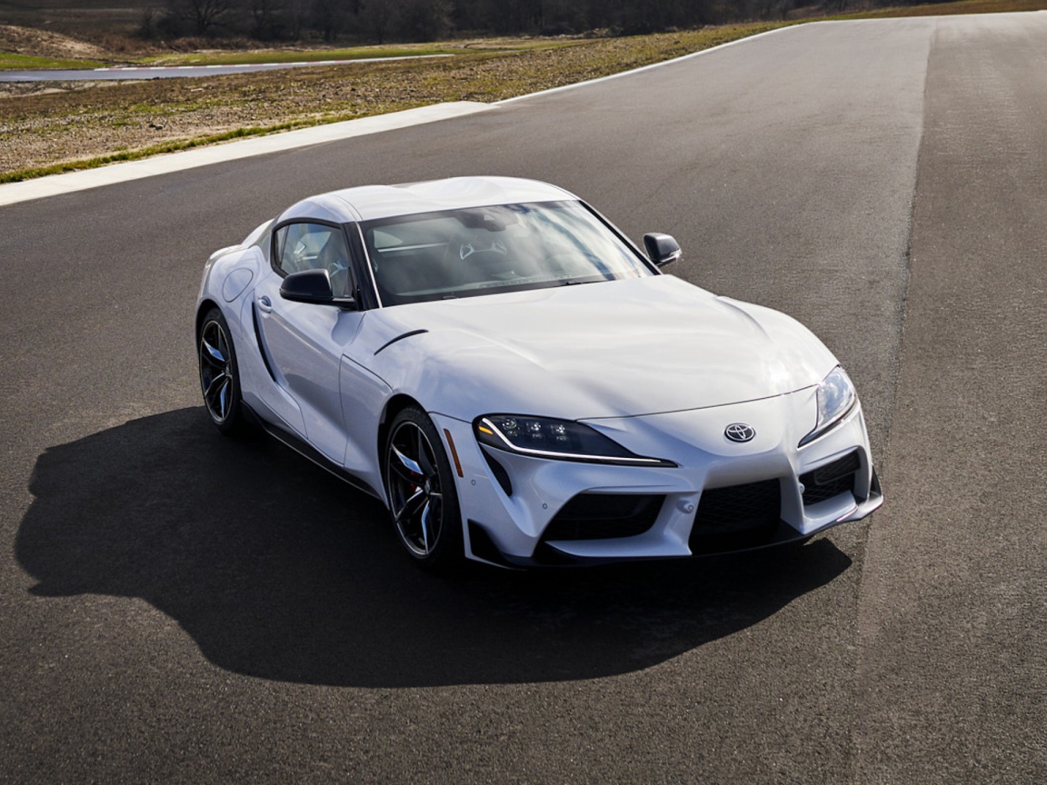Спортивный автомобиль  Toyota GR Supra 3 Premium, 2020 года на трассе