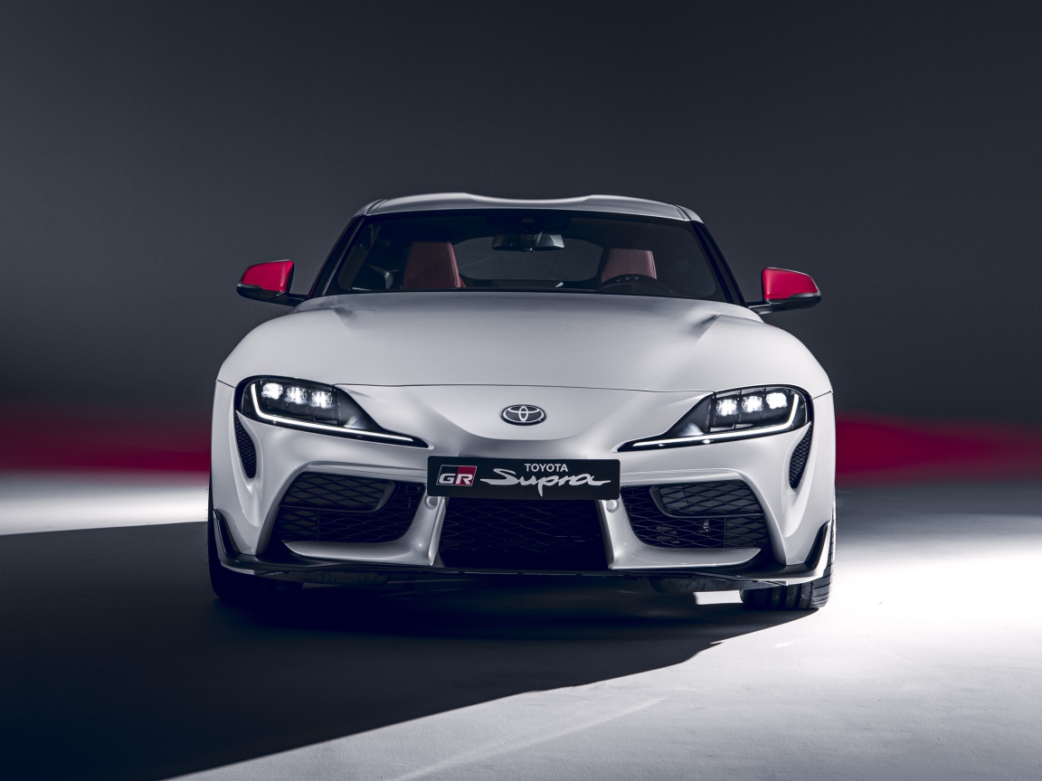 Белый автомобиль Toyota GR Supra 2L 2020 года вид спереди