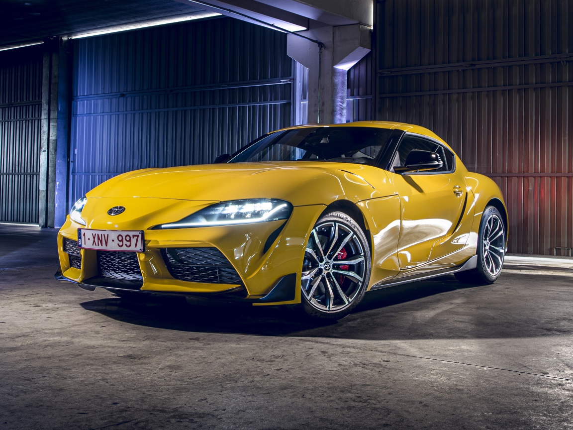 Желтый автомобиль Toyota GR Supra 2, 2020 года 
