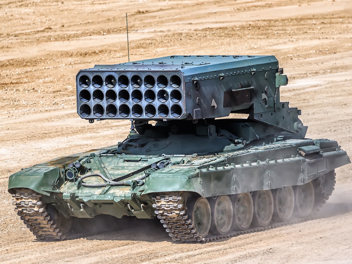 Российская боевая машина BM-1 TOS-1A на песке 