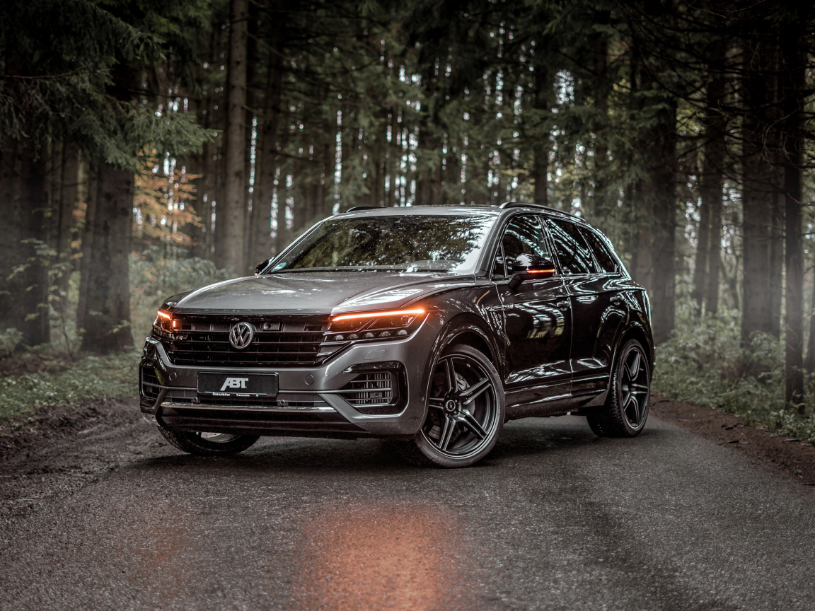 Внедорожник Volkswagen Touareg V8 TDI R-Line 2019 года в лесу