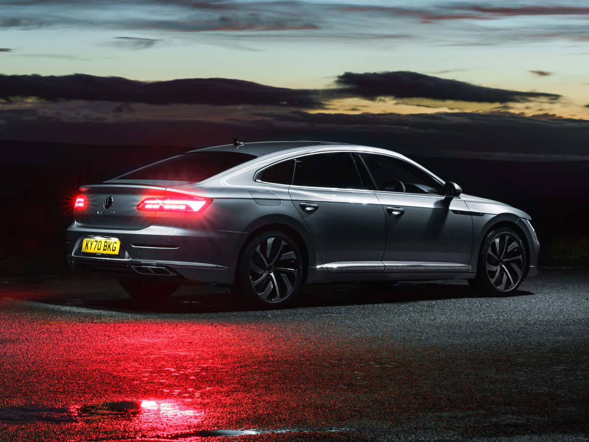 Автомобиль Volkswagen Arteon R-Line 2020 года вид сзади