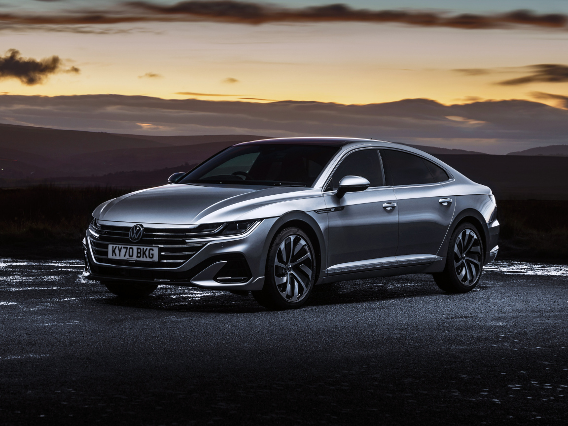 Серебристый автомобиль Volkswagen Arteon R-Line 2020 года
