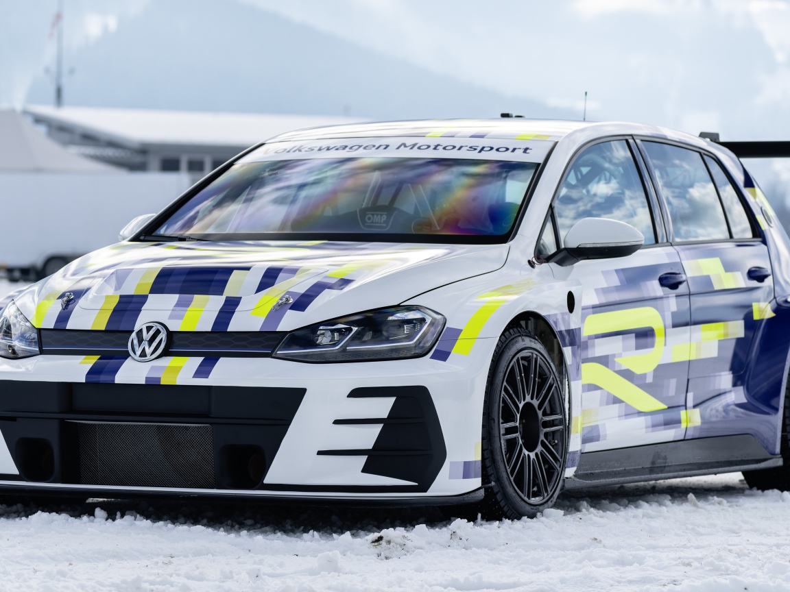 Автомобиль Volkswagen ER1 Concept 2020 года на снегу