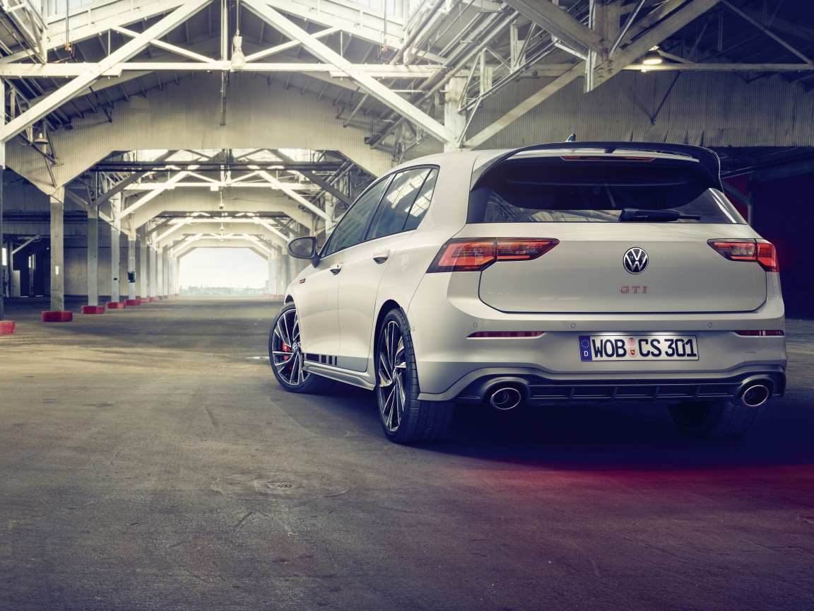 Автомобиль Volkswagen Golf GTI Clubsport 2020 года вид сзади 