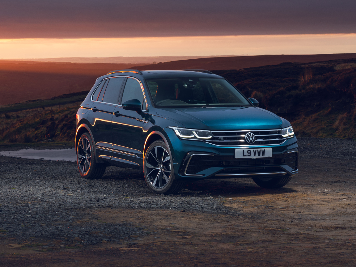 Голубой автомобиль Volkswagen Tiguan R-Line 2020 года на закате