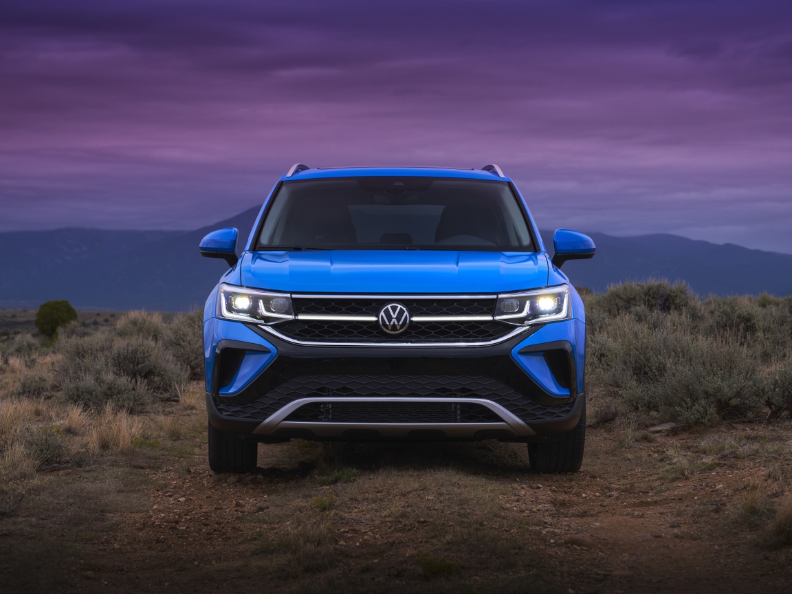 Голубой автомобиль  Volkswagen Taos, 2021 года вид спереди