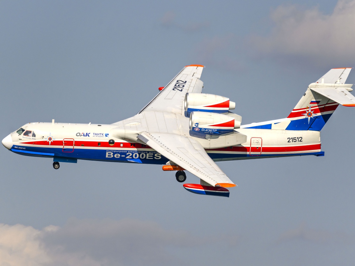 Транспортный самолет Be-200ES совершает полет 