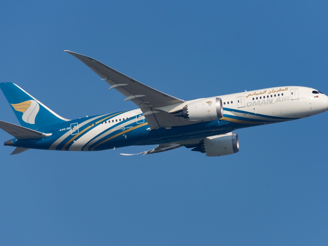 Пассажирский  Boeing 787-8 авиакомпании Oman Air в голубом небе
