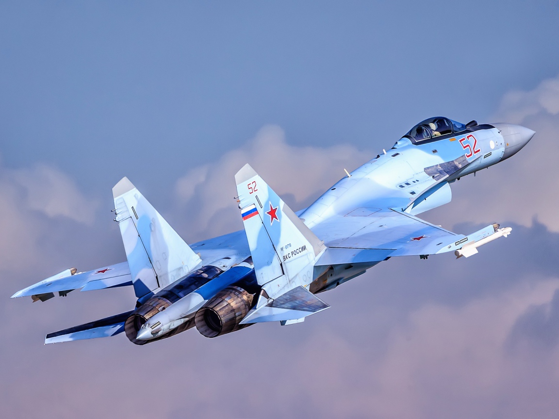 Русский истребитель  Су-35  в воздухе