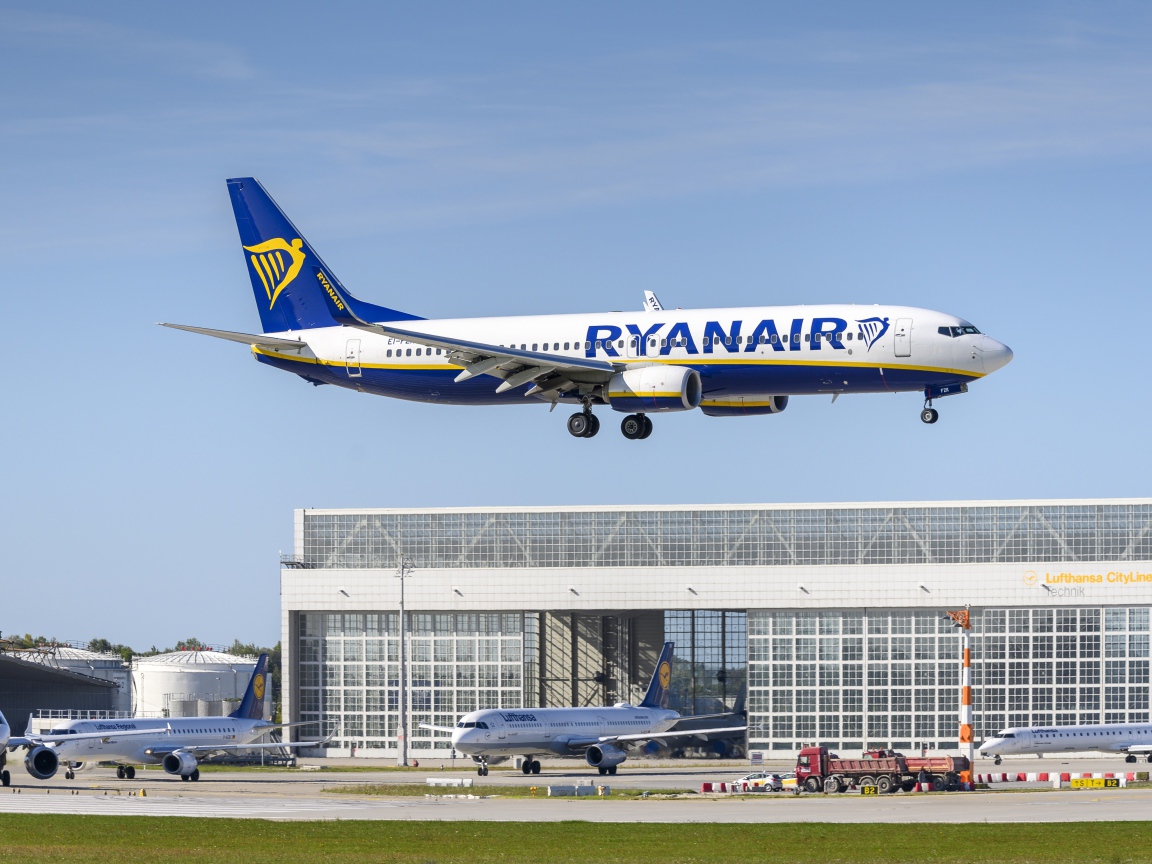 Пассажирский самолет боинг-737-800 авиакомпании  ryanair