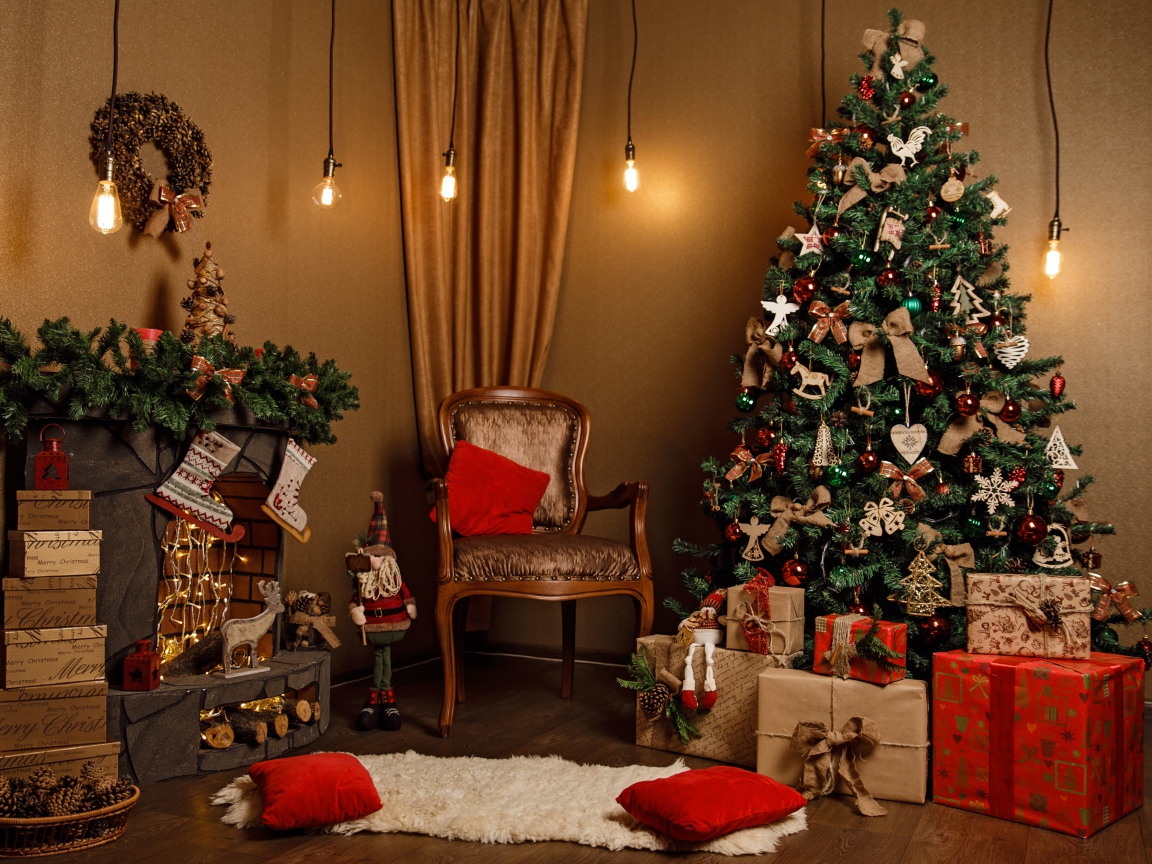 Красивая наряженная елка с подарками на рождество 