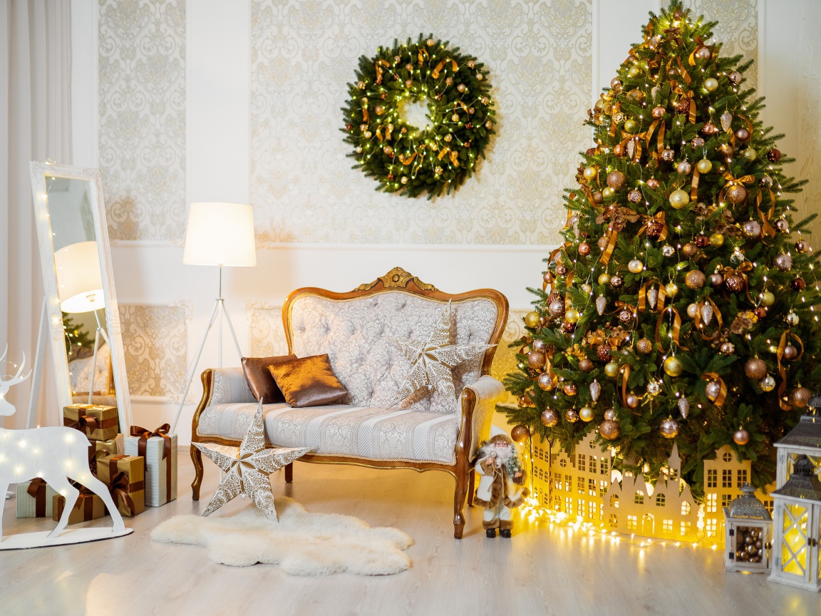 Красивая украшенная к Рождеству комната 