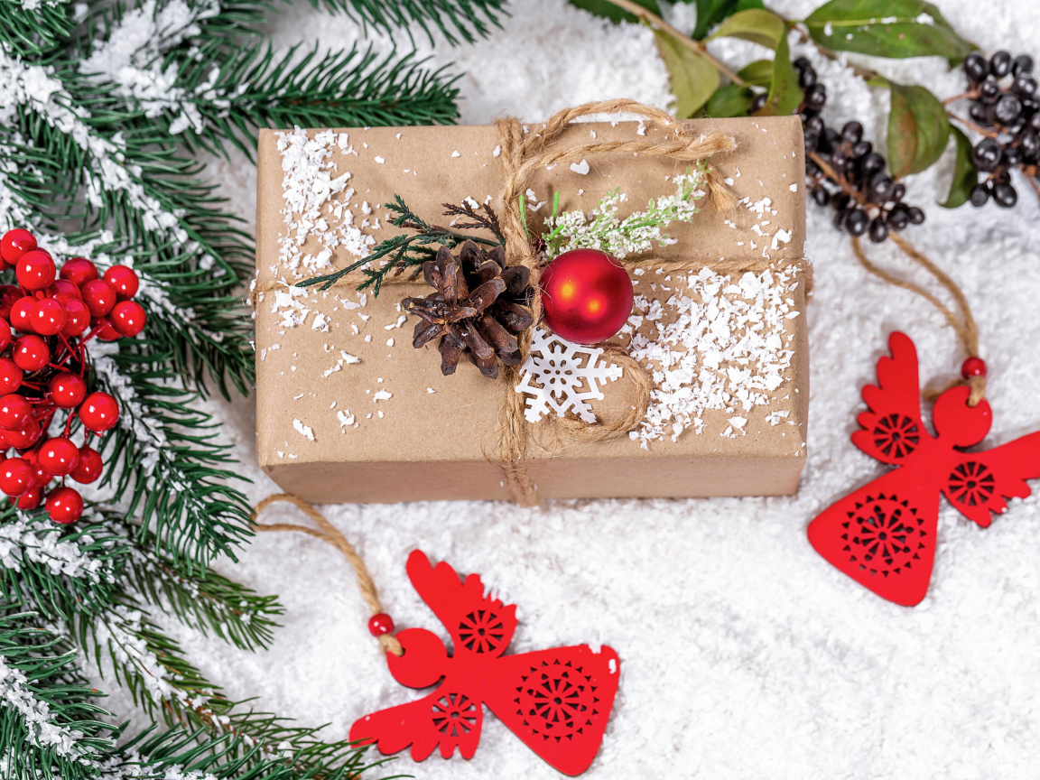 Подарок с еловой веткой и декором на Рождество 