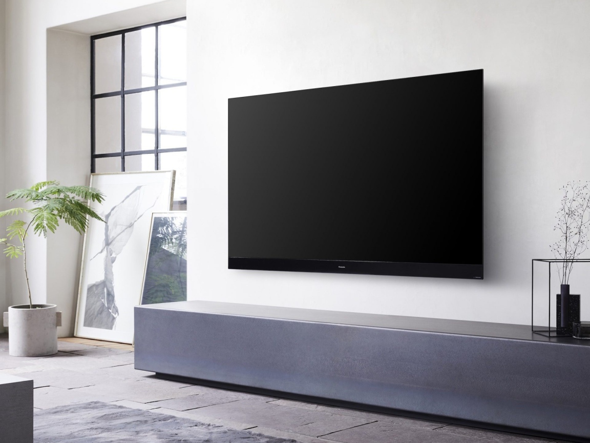 Новый телевизор Panasonic HZ2000 Dolby Vision IQ на стене