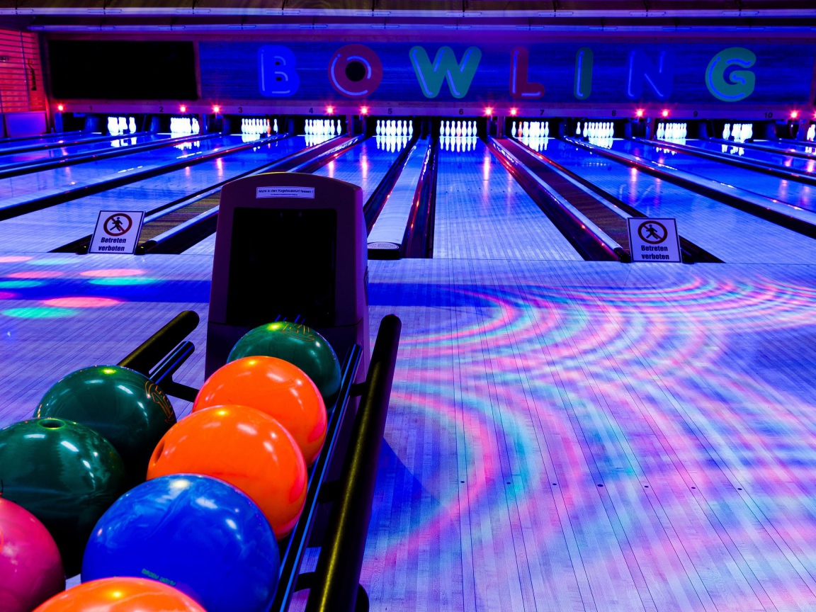 Шары и дорожки в боулинг клубе 