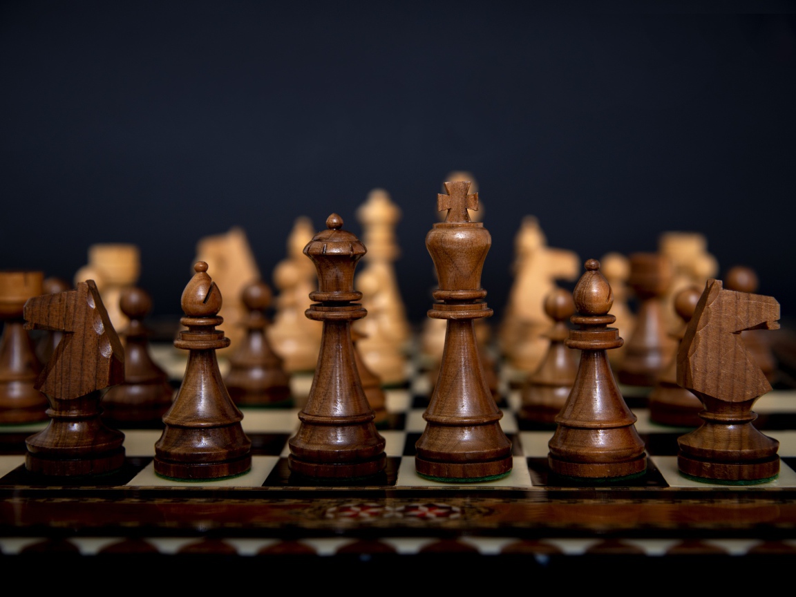 Красивые деревянные шахматы на доске 