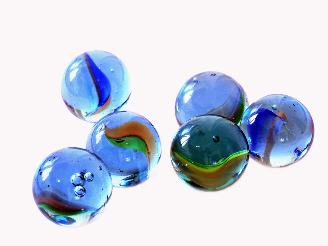 Голубые стеклянные шары на белом фоне 