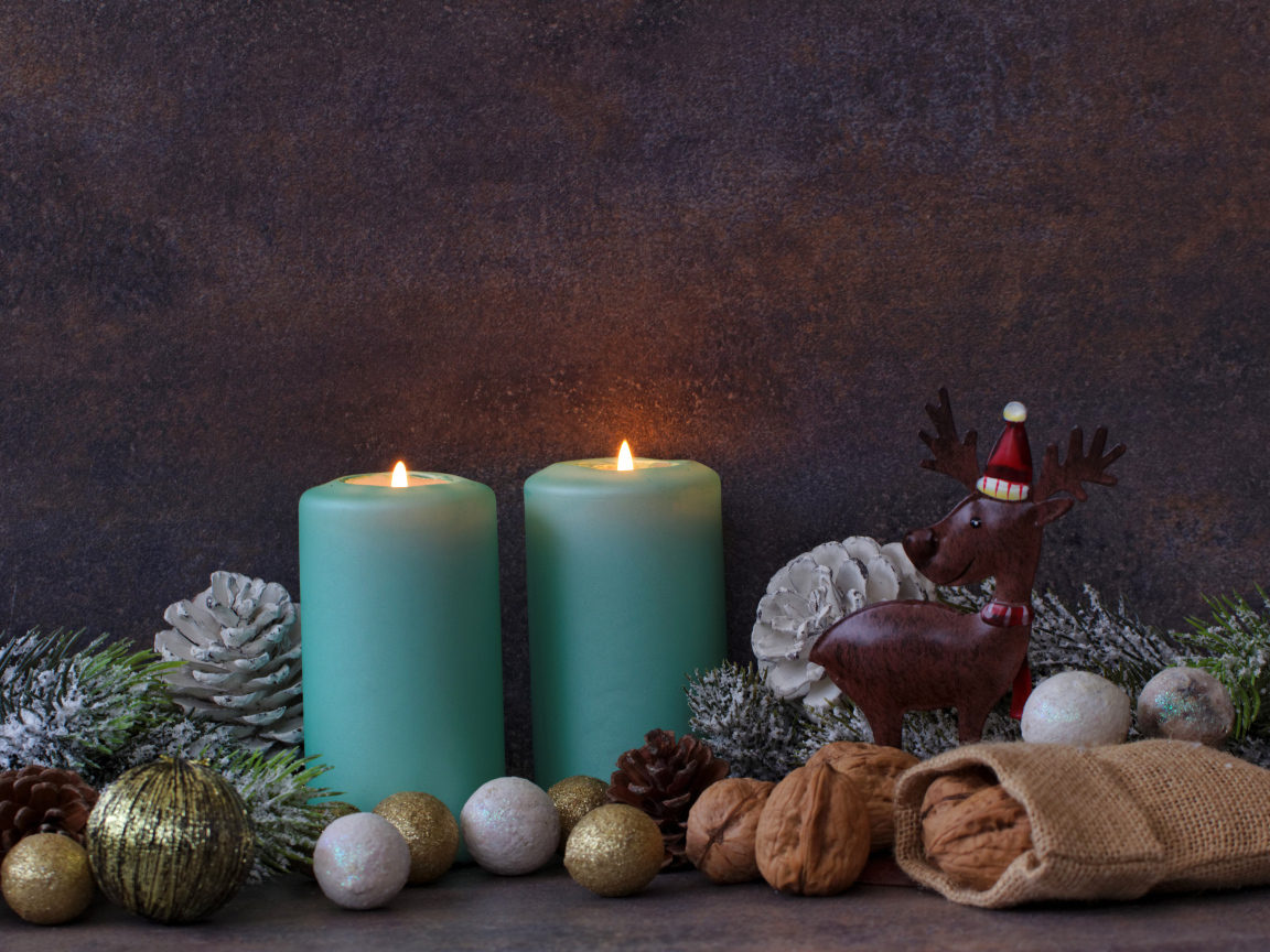 Зажженные свечи на фоне стены с декором