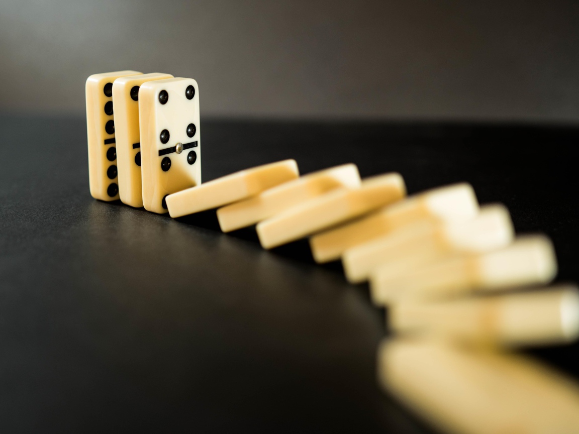 Кости для игры в домино на черном столе