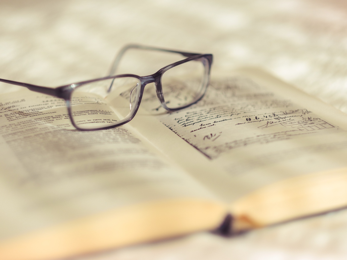 Очки для зрения лежат на книге