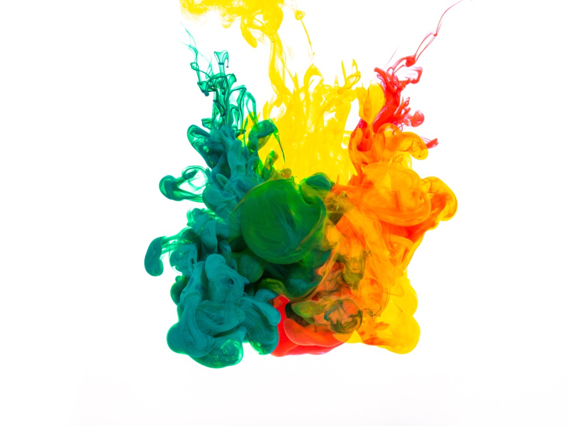 Зеленая и желтая краска растворяются в воде на белом фоне