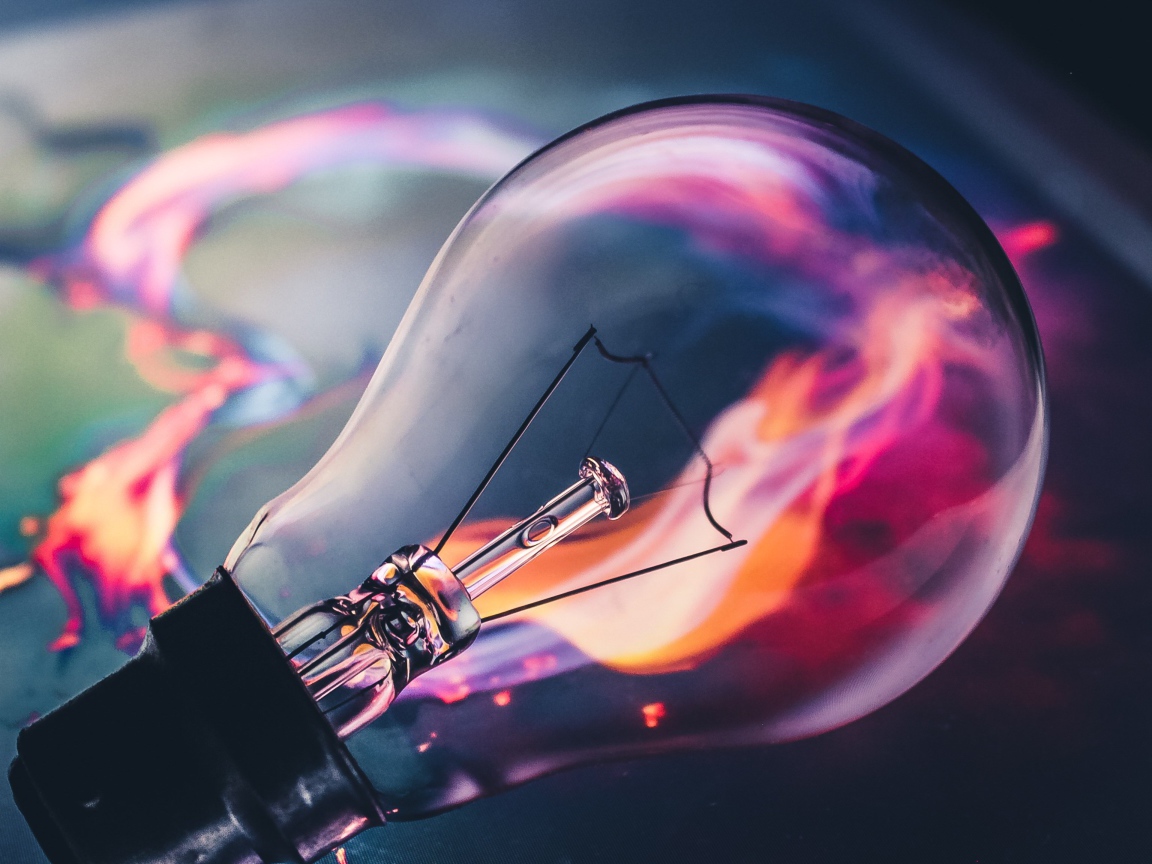 Стеклянная лампочка накаливания на столе 