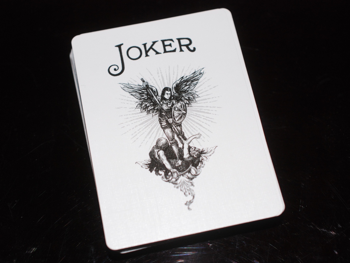 Карта Джокер на черном фоне