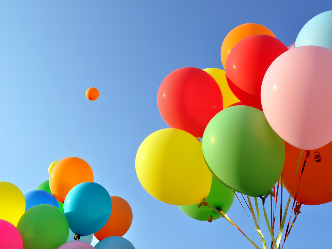 Много разноцветных воздушных шаров на голубом фоне