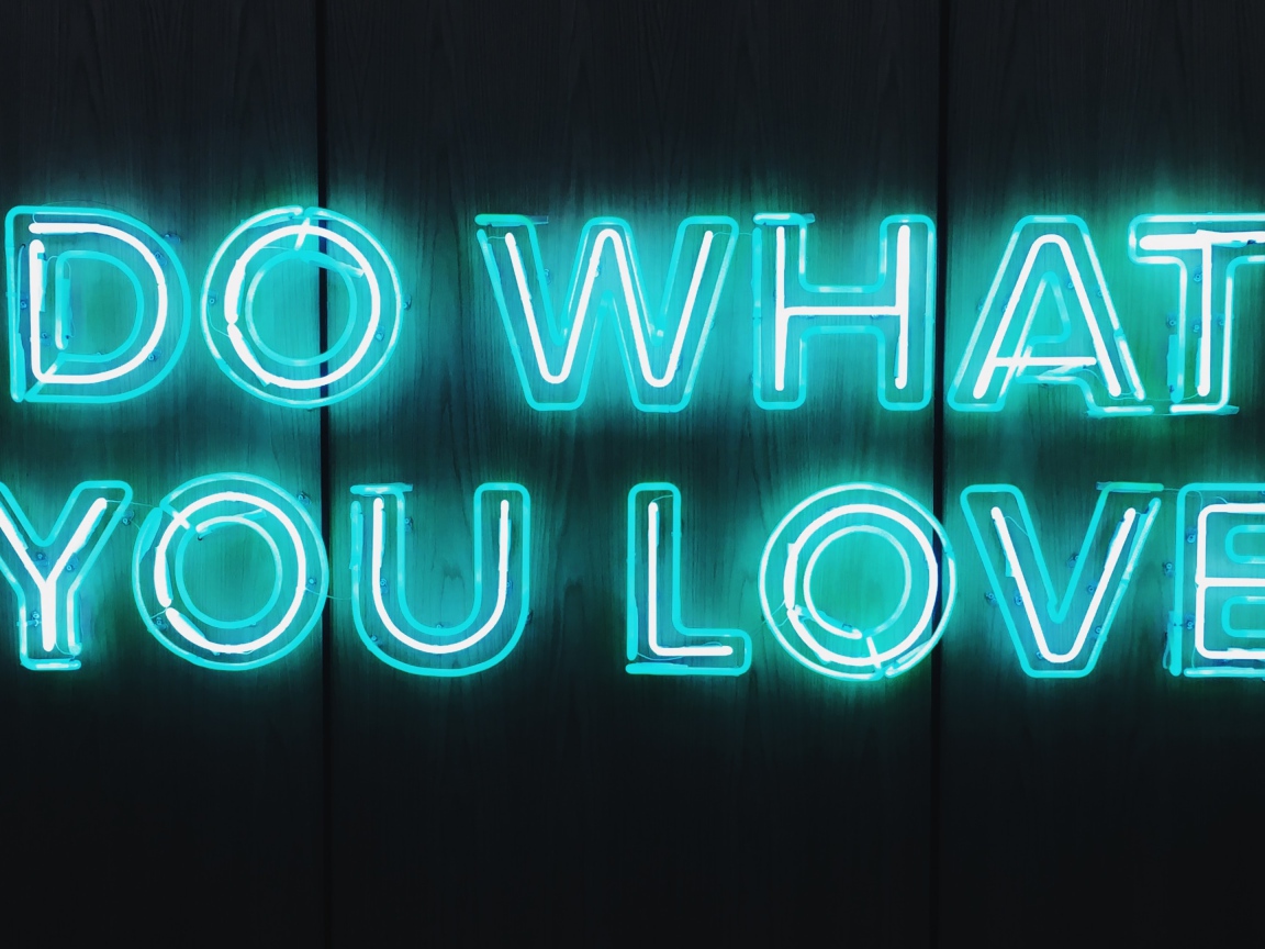 Неоновая надпись Do What You Love на деревянном фоне