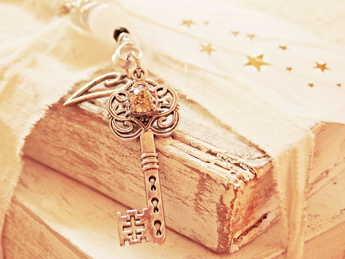 Старые книги с ключом на столе