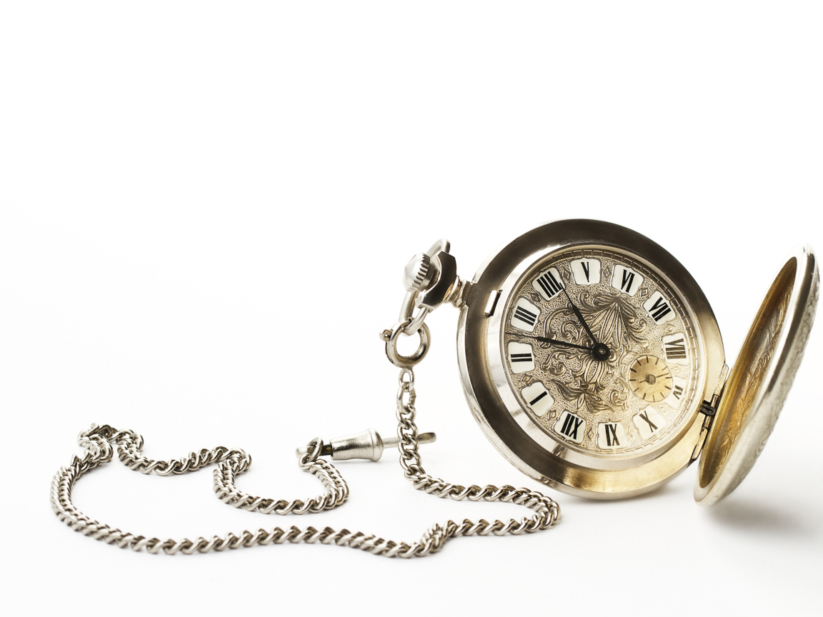 Старые карманные часы на цепочке на белом фоне