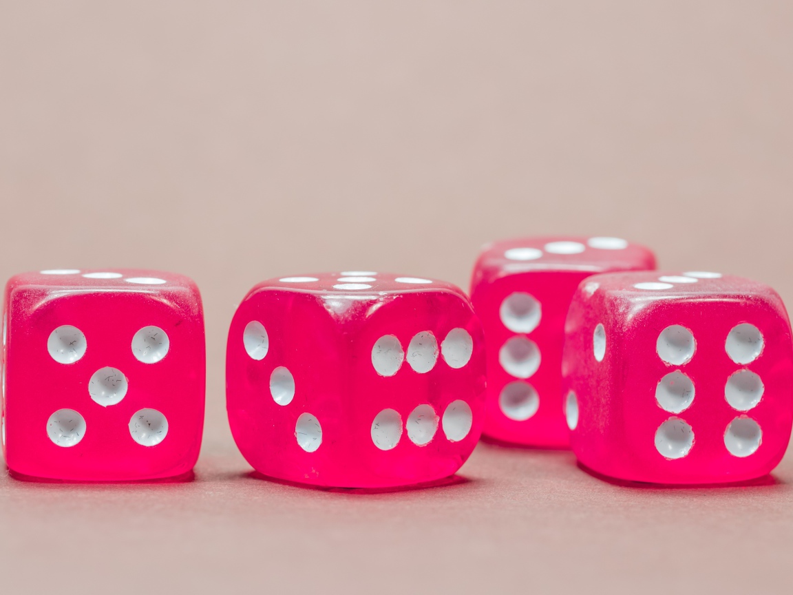 Красные игральные кости на сером фоне