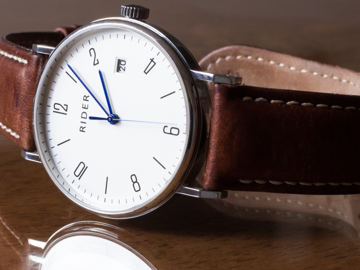 Наручные часы Rider на столе 