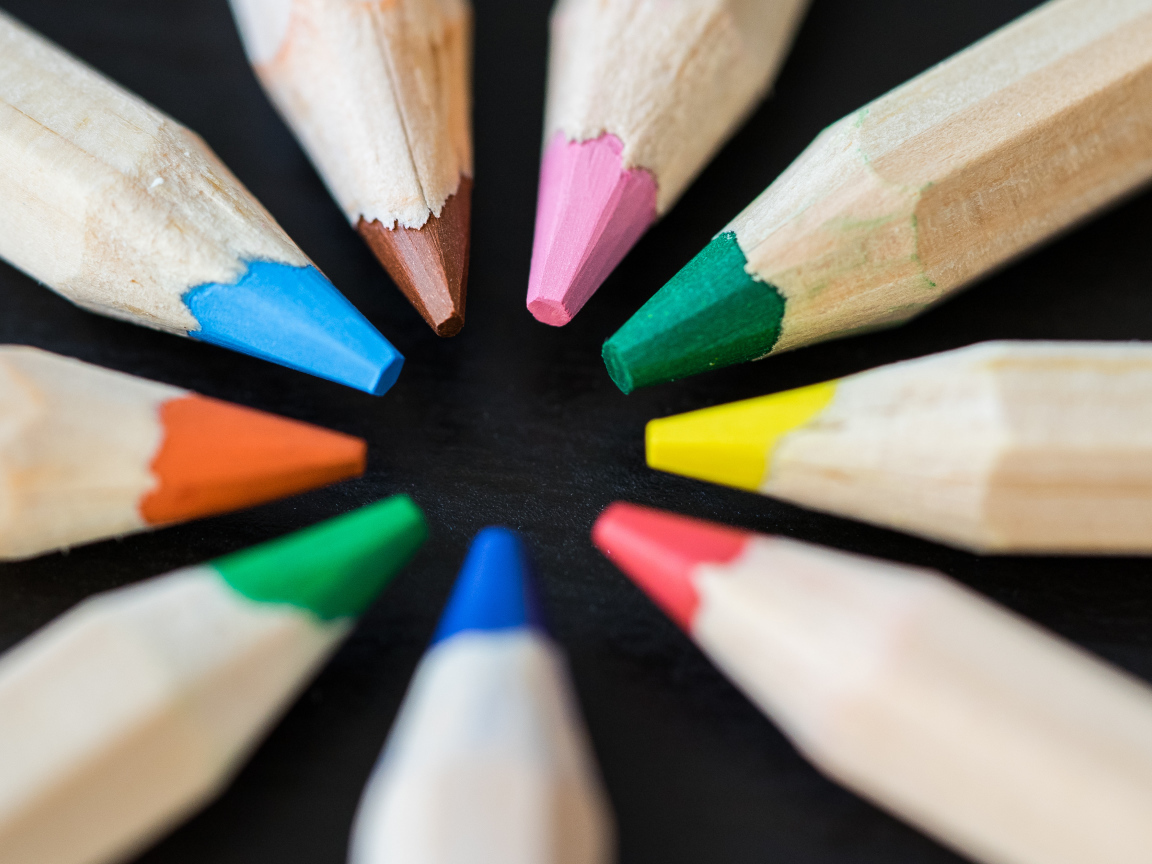 Заточенные разноцветные карандаши 