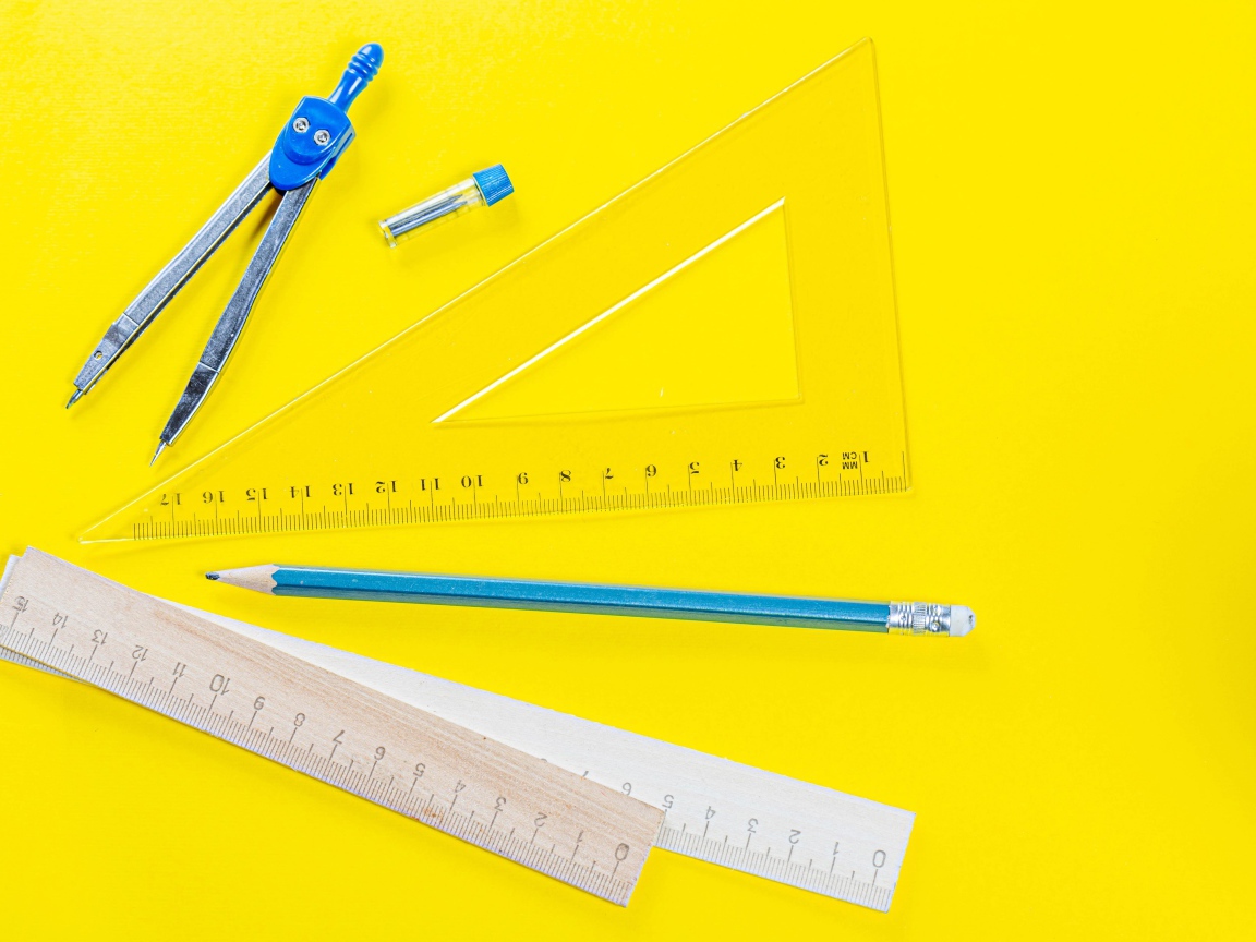 Канцелярские предметы на желтом фоне