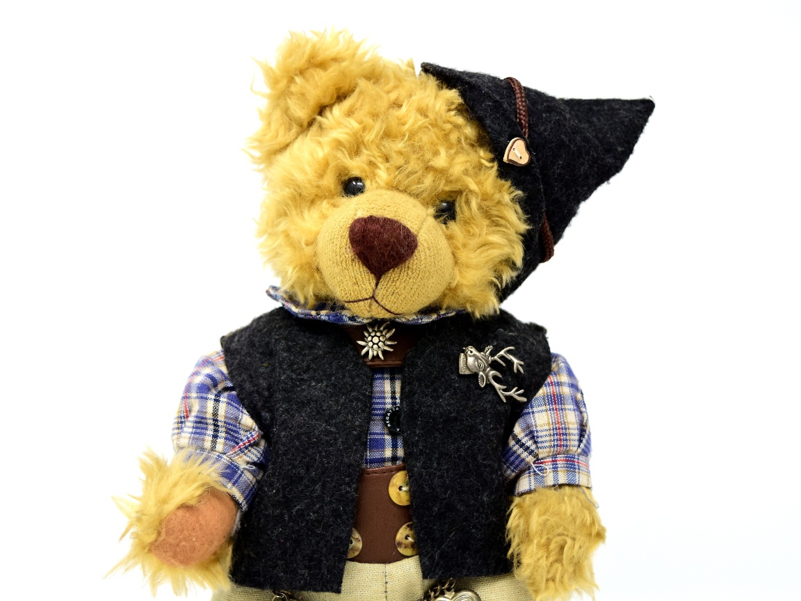 Медвежонок Тедди в костюме на белом фоне