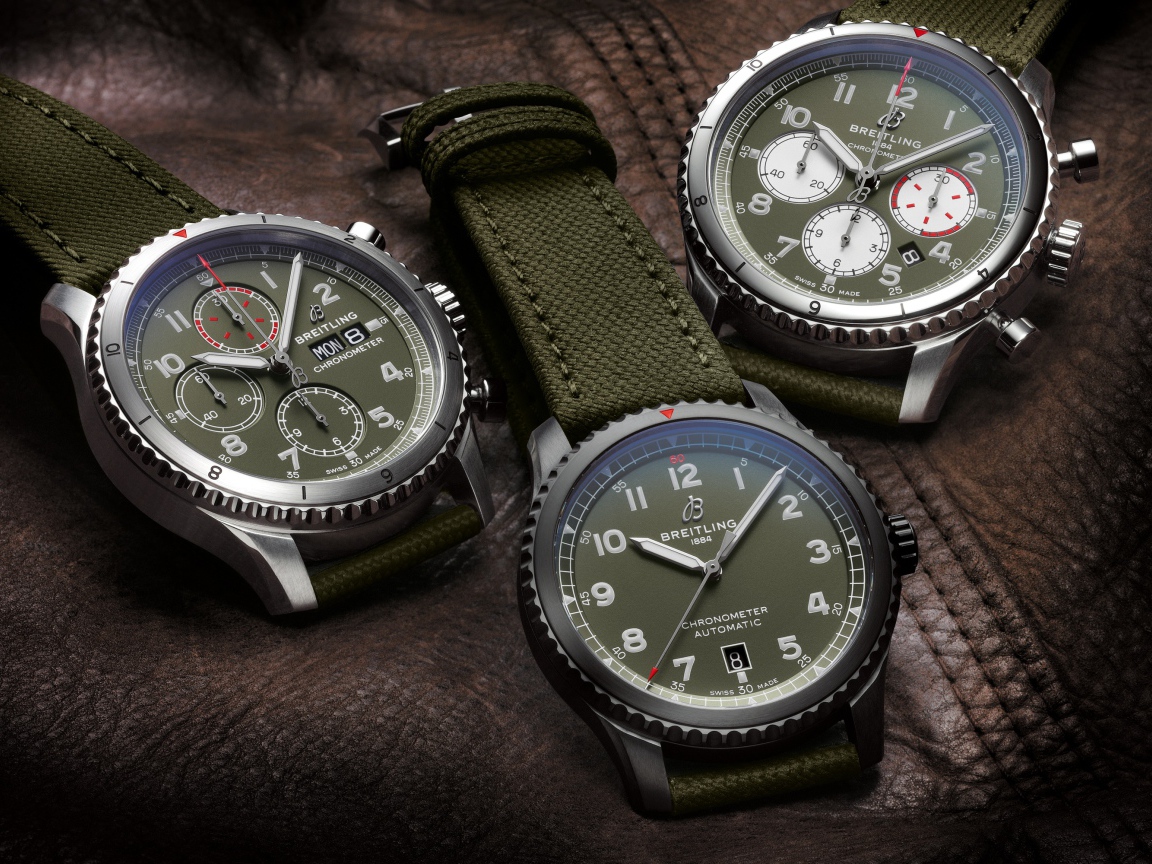 Трое мужских часов Breitling на кожаной куртке