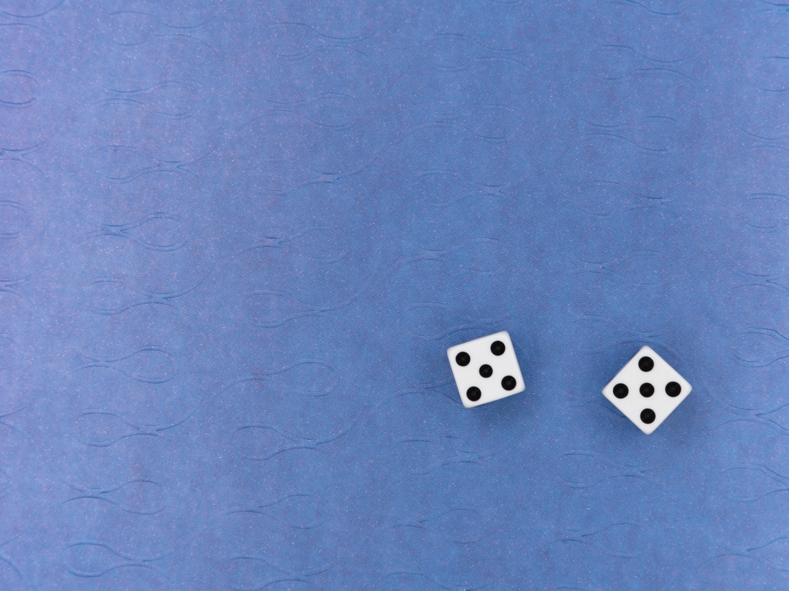 Две игральные кости на синем фоне