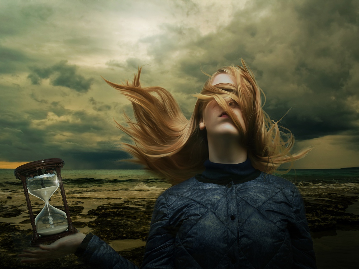 Девушка с волосами на лице держит песочные часы