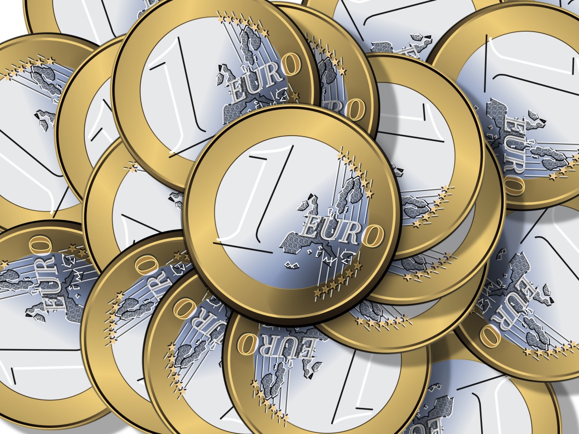 Много монет в один евро крупным планом 