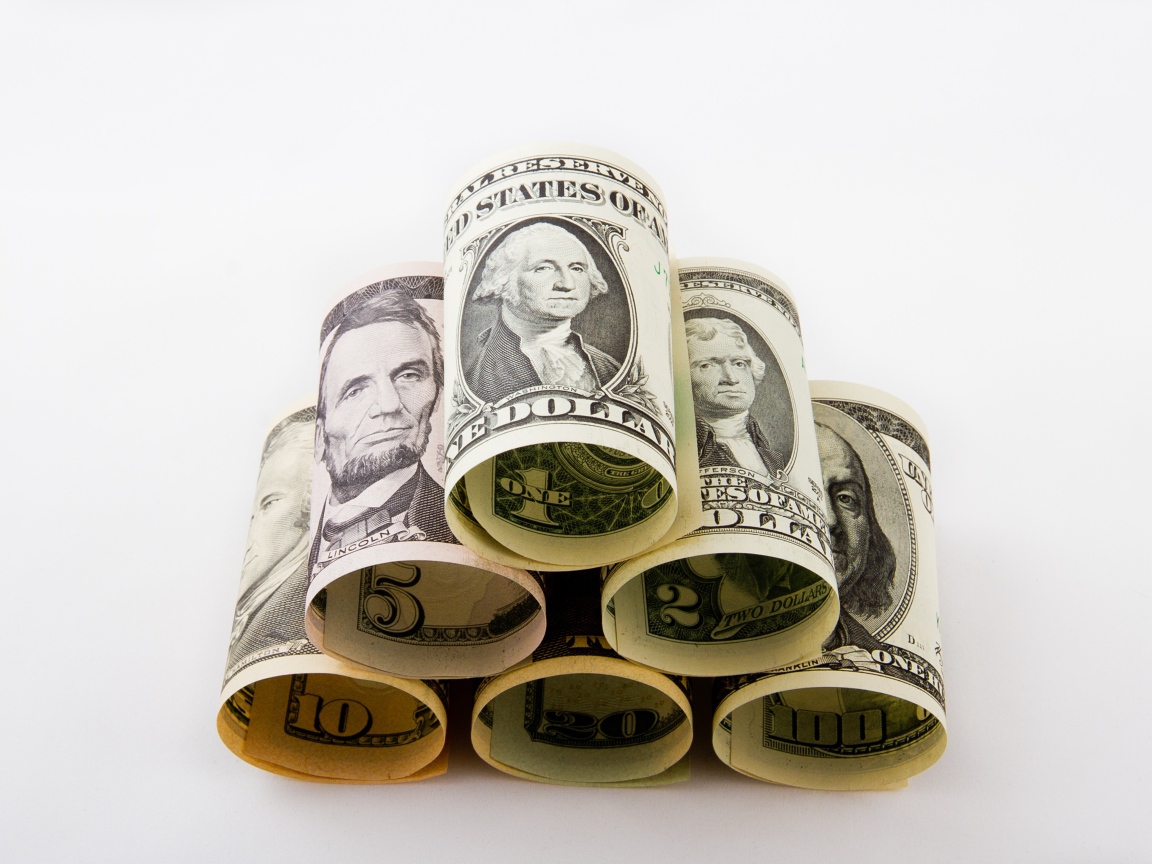 Пирамида из скрученных долларовых купюр 