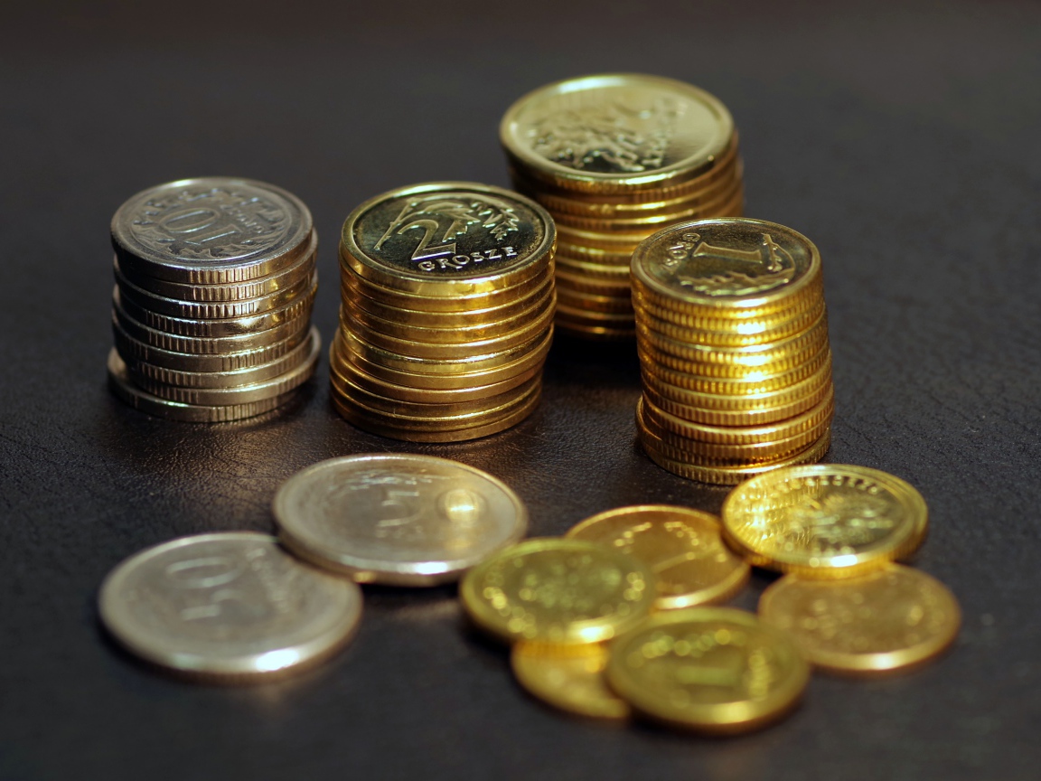Монеты разным номиналом на столе 