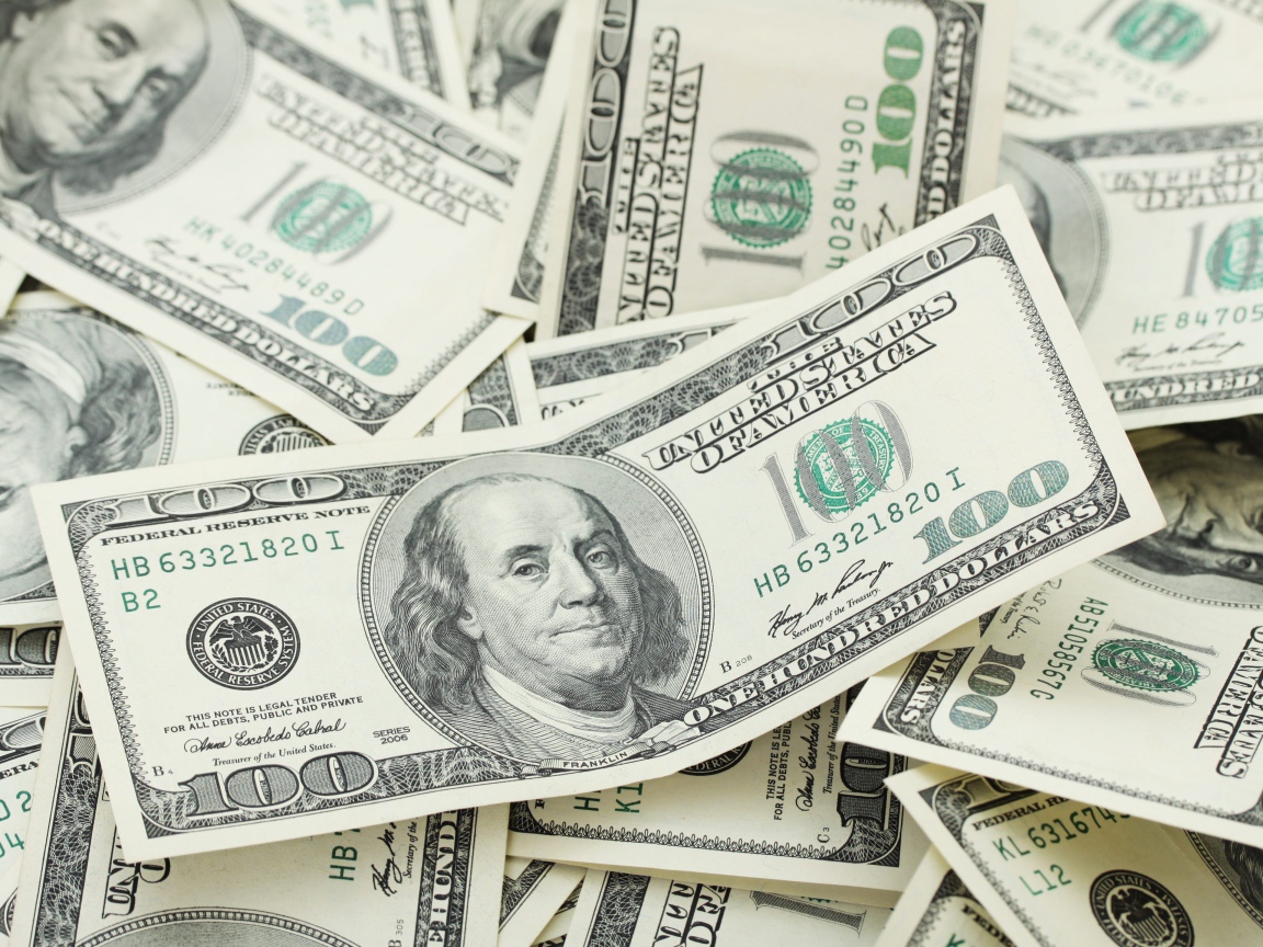 Много купюр по сто долларов крупным планом